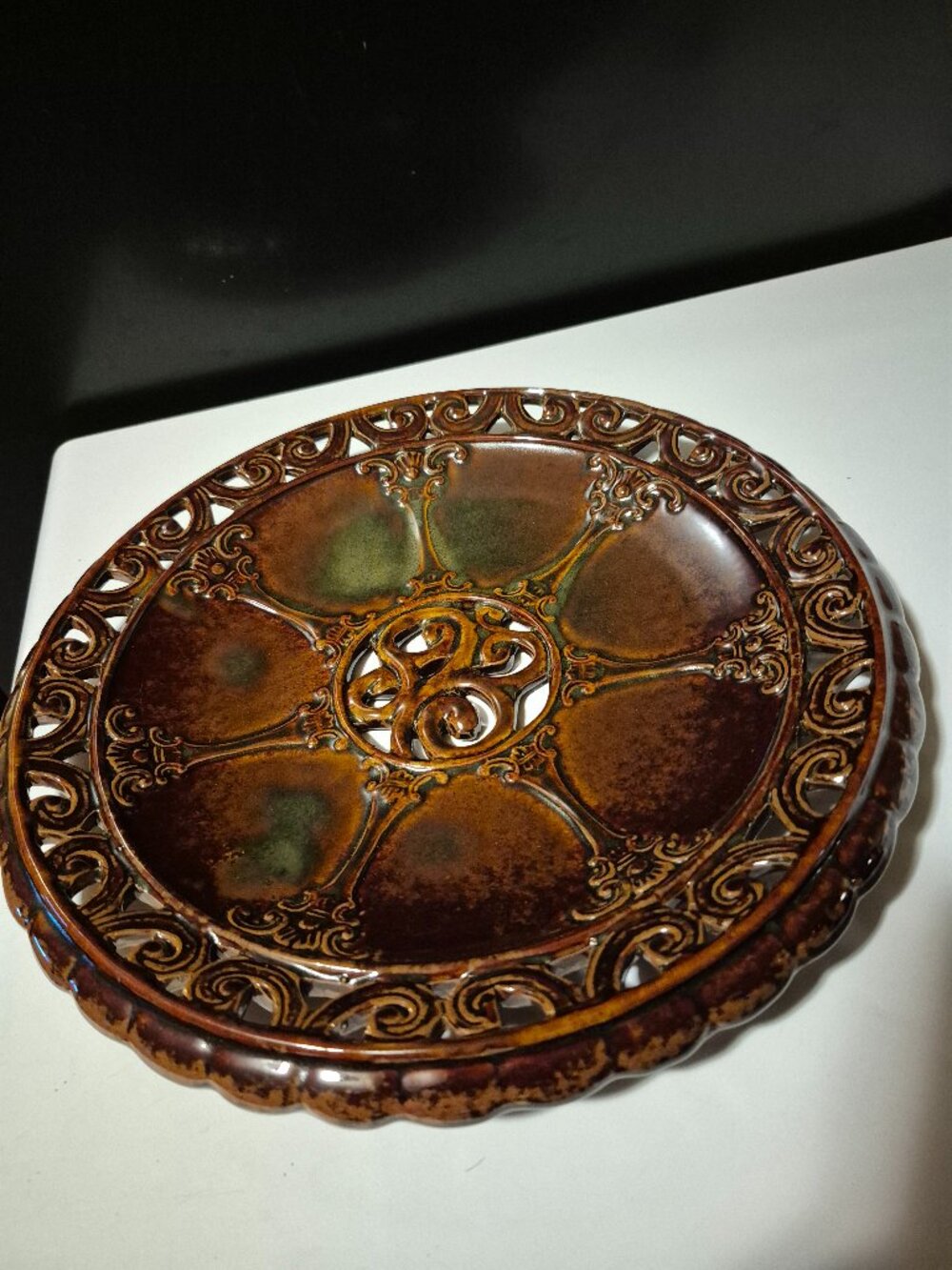 VINTAGE DECORATIVE BROWN AND GREEN CERAMIC CENTERPIECE PLATE